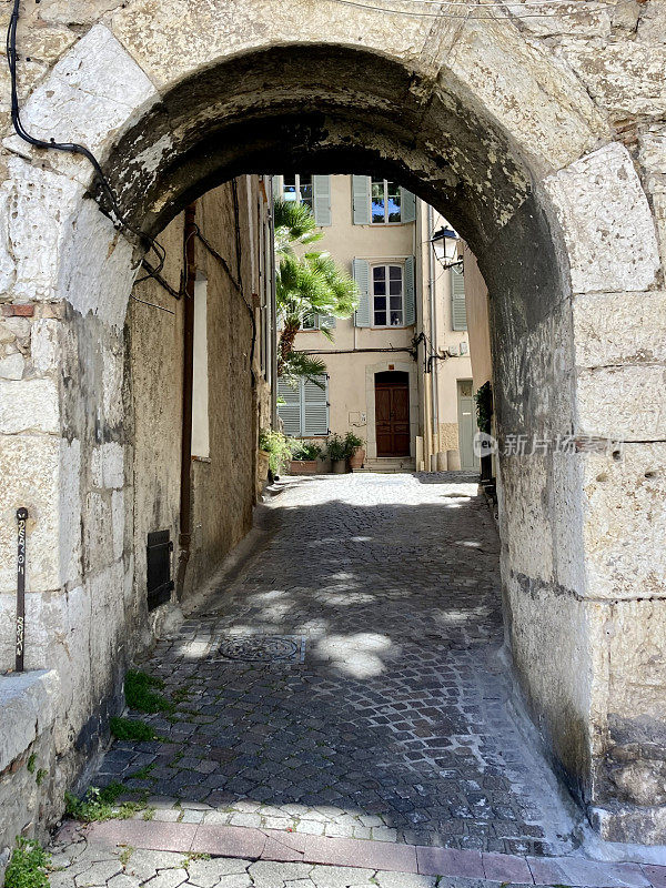 法国- Côte d 'Azur - Antibes -老城区的小街